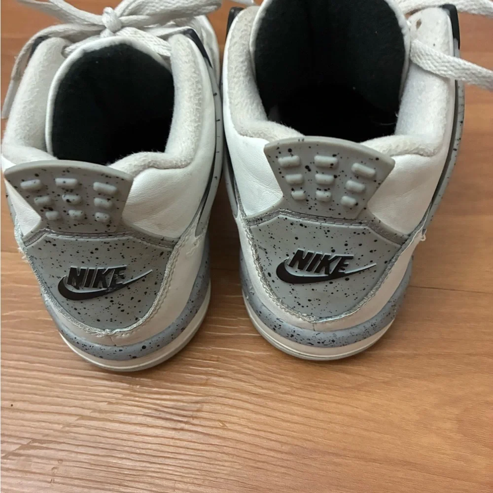 Nike Air Jordan 4 sneaker Size 2Y